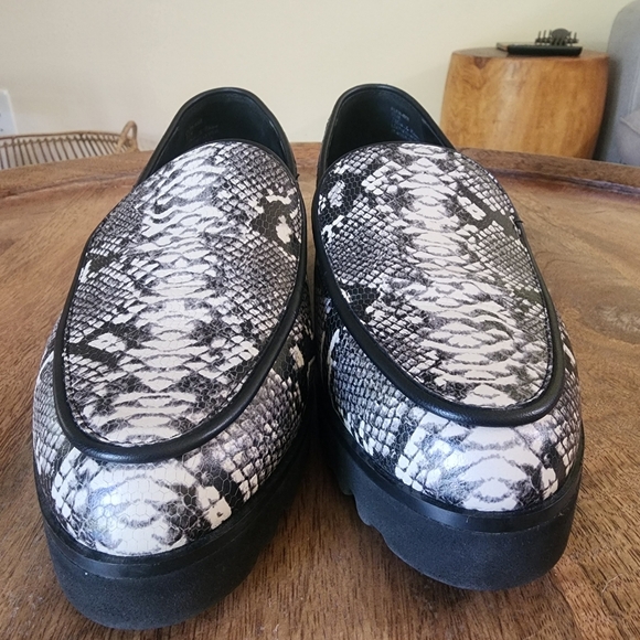 Donald Pliner Python Print Leather Slip-On Loafers Womens Size 8.5 - Picture 7 of 13